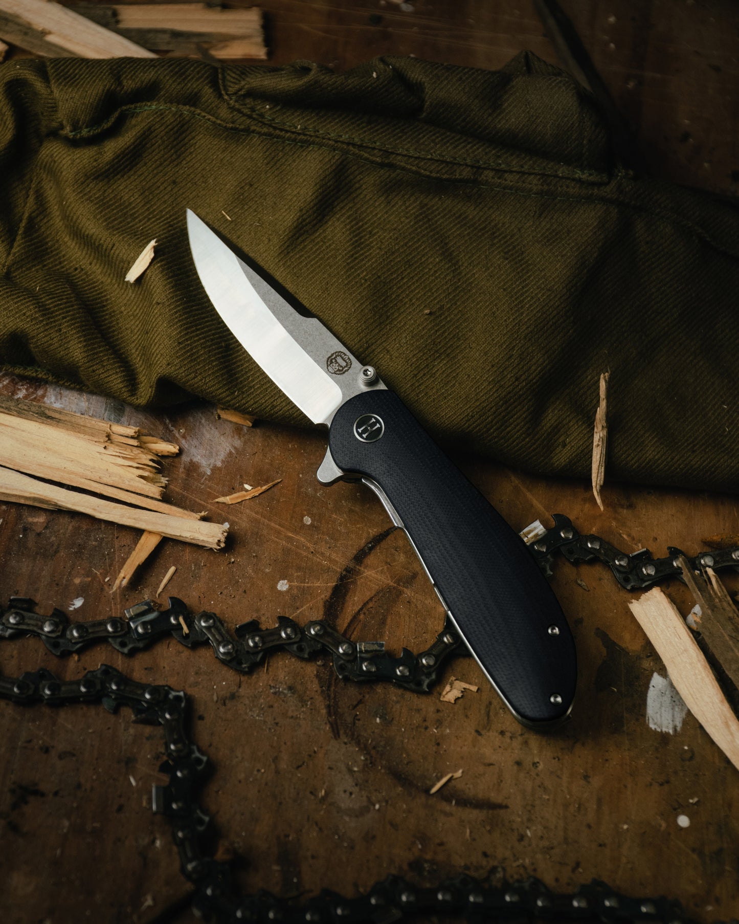 The Straight Back Folding Pocket Knife Giftset for Men and Women (Silver and Black)