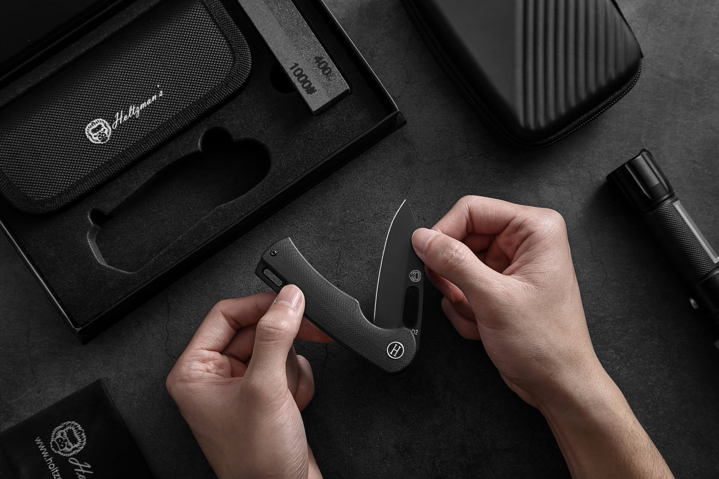 The Venture Point Folding Pocket Knife Giftset for Men and Women (Black and Blue)