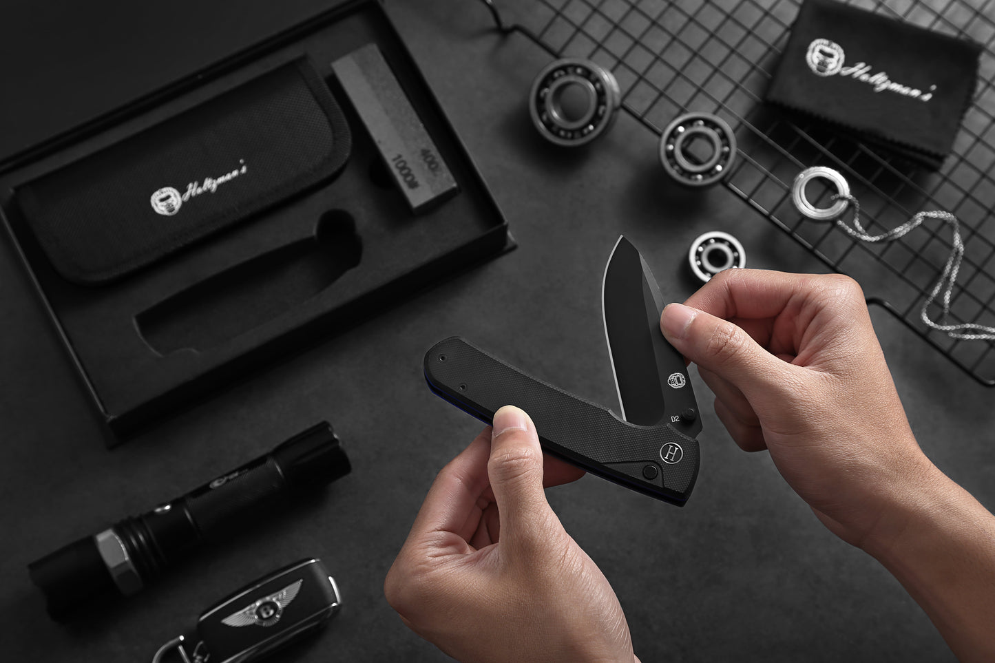 The Loyalist Folding Pocket Knife Giftset for Men and Women (Black and Blue)